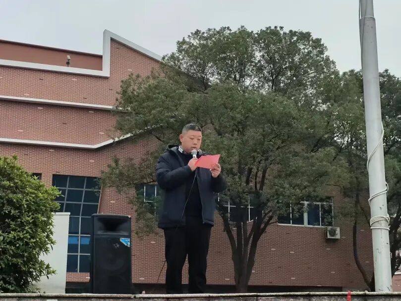 筑牢校园安全防线”为主题的升旗仪式
