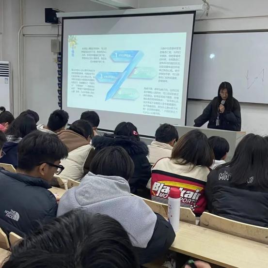 情绪是指人们在内心活动过程中所产生的