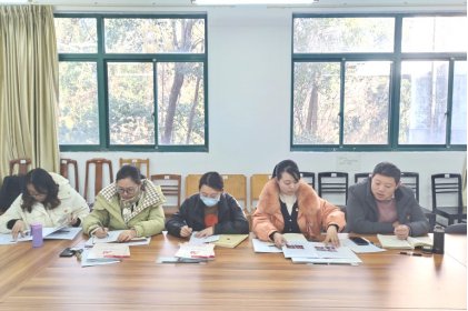 党建老师们对团支部的工作手册填写情况