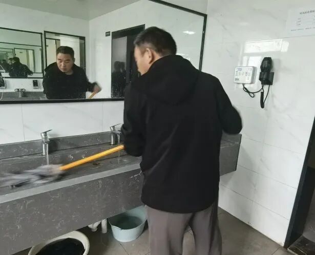 宿舍专员王顺锋老师与来自各年级的江南