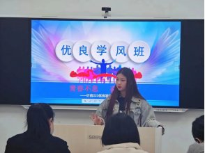 各评委针对汇报情况