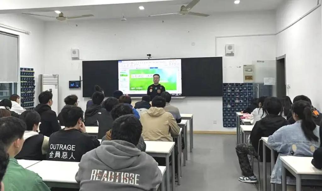 undefined 各班班主任向同学们详细介绍了五育的内