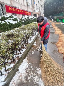 团员深入茶山宿舍片区开展扫雪铲冰活动