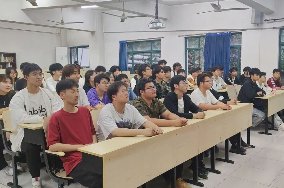 向阳而生”为主题的朋辈心理信息员培训