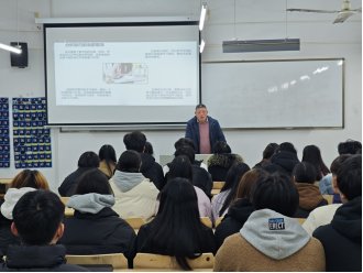 大二班级开展“脚踏实地学知识 奋发图