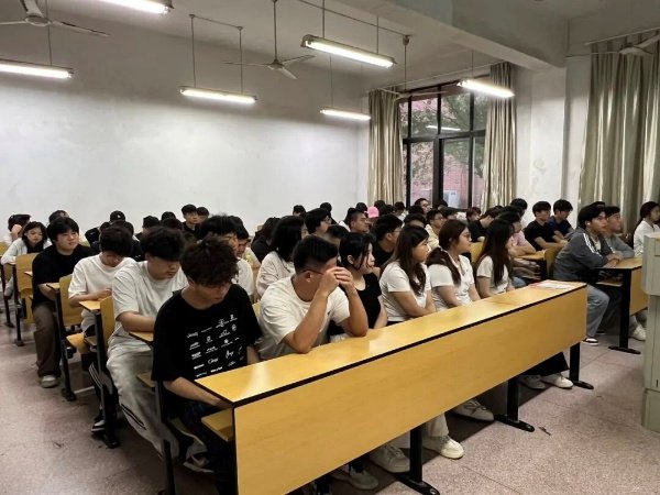 带领全体同学走进文明规则之旅