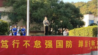 护送国旗入场