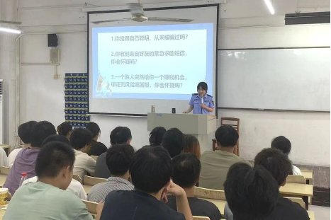 反诈宣传的小哥哥和小姐姐们分别在各班