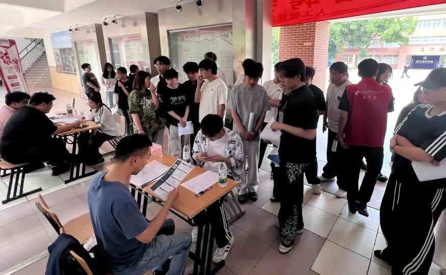 切实筑牢毕业生就业保障体系