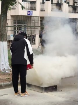 同学们迅速拉断宿舍电闸
