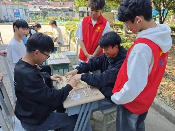 在激烈的对局中将自己的棋艺水平展现的