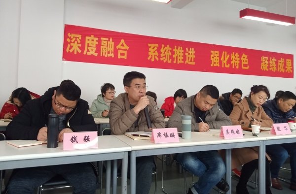 2.jpg 充分地进行了思想上的对话