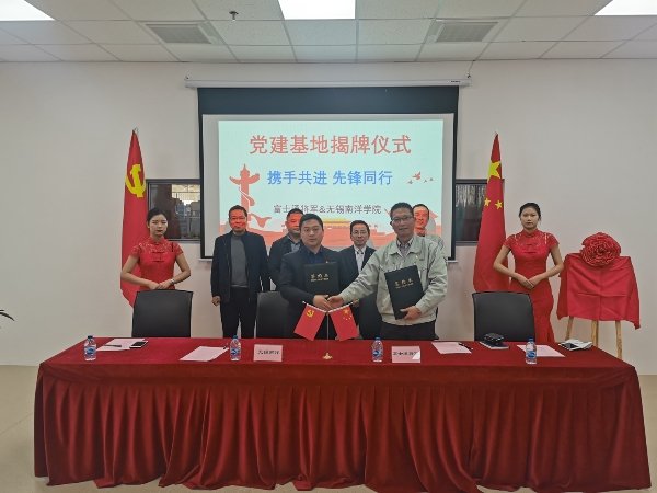 签约_副本.jpg 以共同培养复合型人才为落脚点