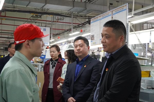 看望学生_副本.jpg 江南app体育在线登录入口帮助中心委