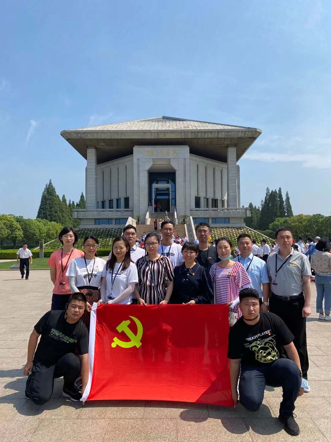 纪念馆前合影.jpg 智信江南app体育在线登录入口官方下