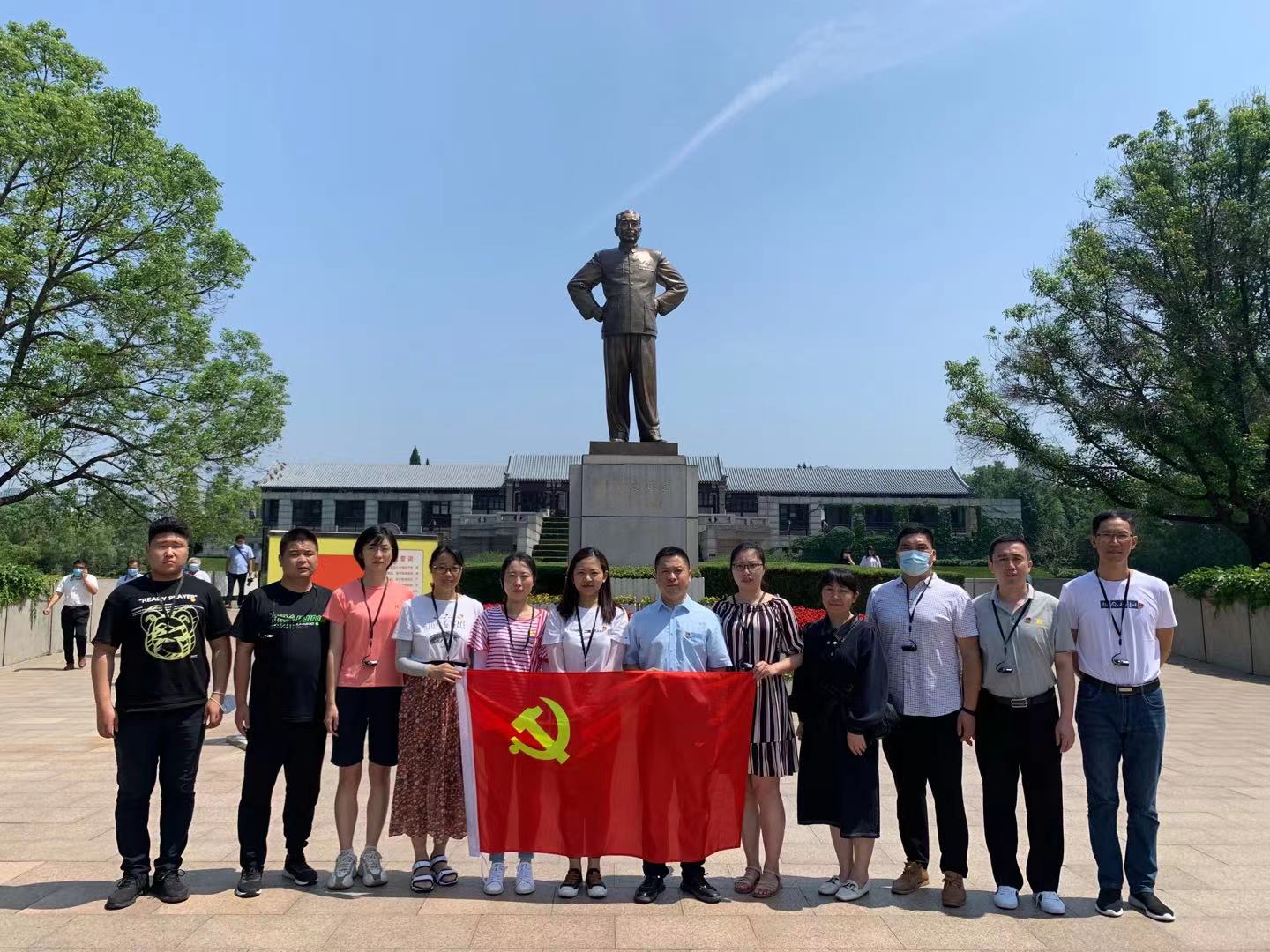 铜像前合影.jpg 6月19日