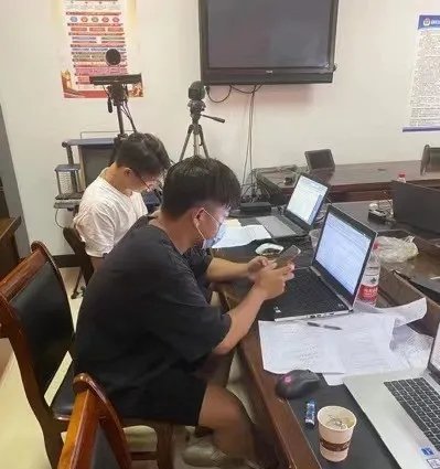 王耀1.webp.jpg 配合社区工作人员进行防疫宣传