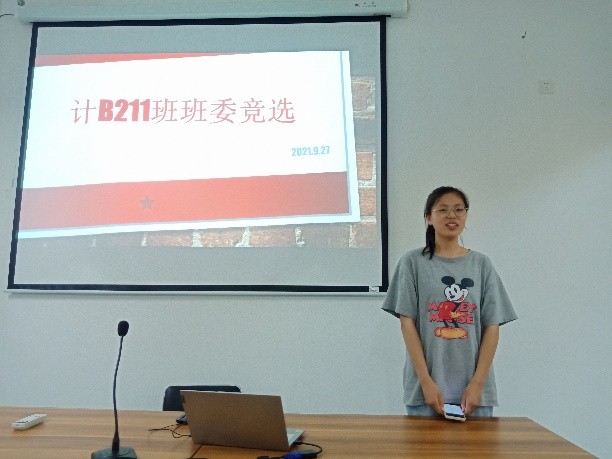 5.jpg 参与竞选的同学在为班级热心服务
