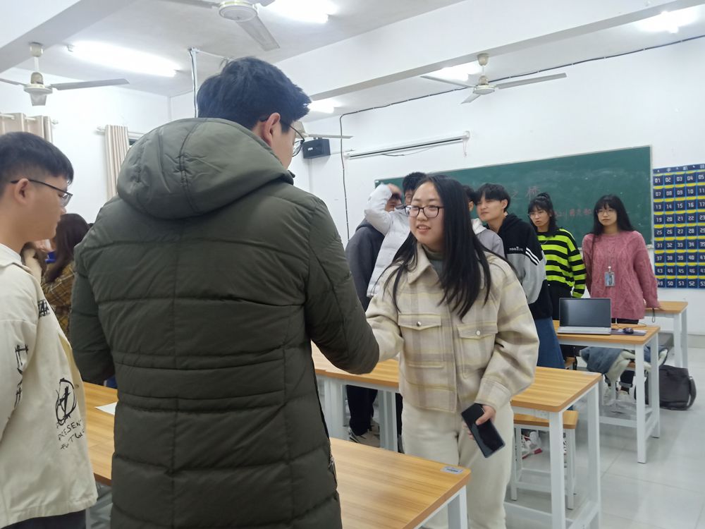 游戏照片1_副本.jpg 首先赵威然同学通过“为什么有些人多才