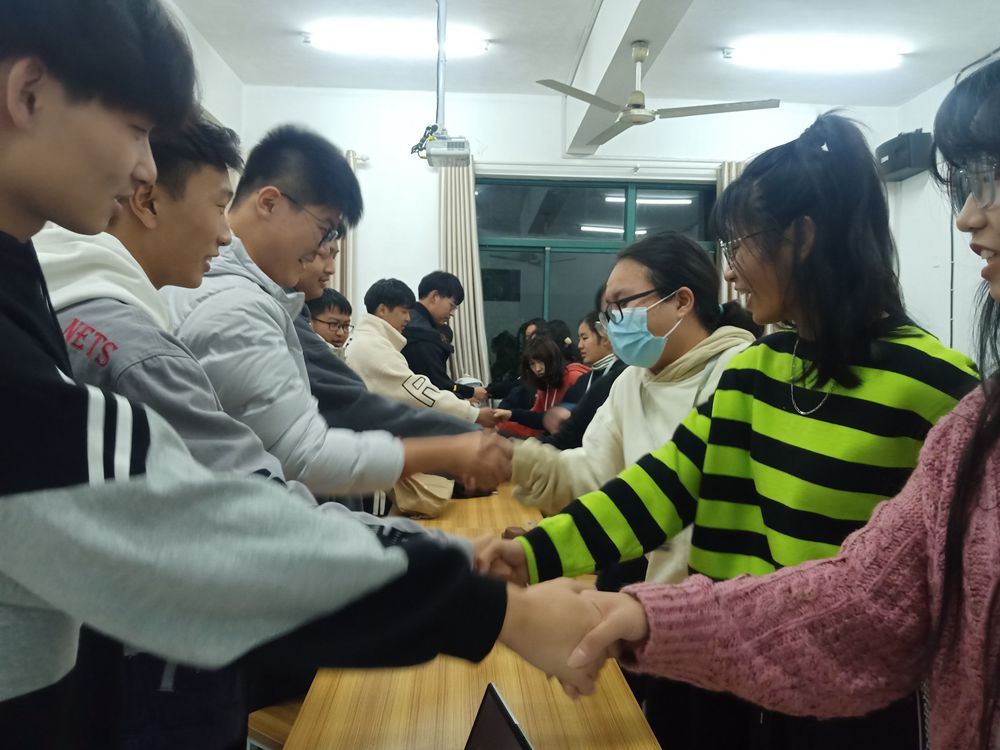 游戏照片3_副本.jpg 但在现实社交中却一塌糊涂”的问题引出