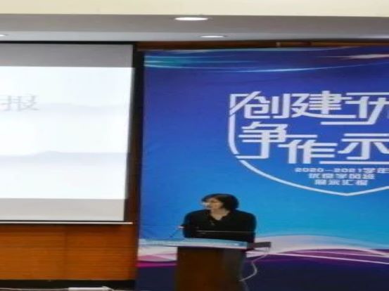 微信图片_20211127232359.jpg 生活委员相裕智等优秀班干以及同学的带