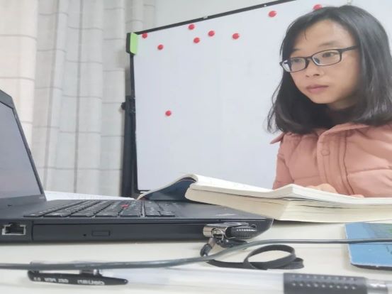 阳光透过斑驳的树梢传递着点点温情